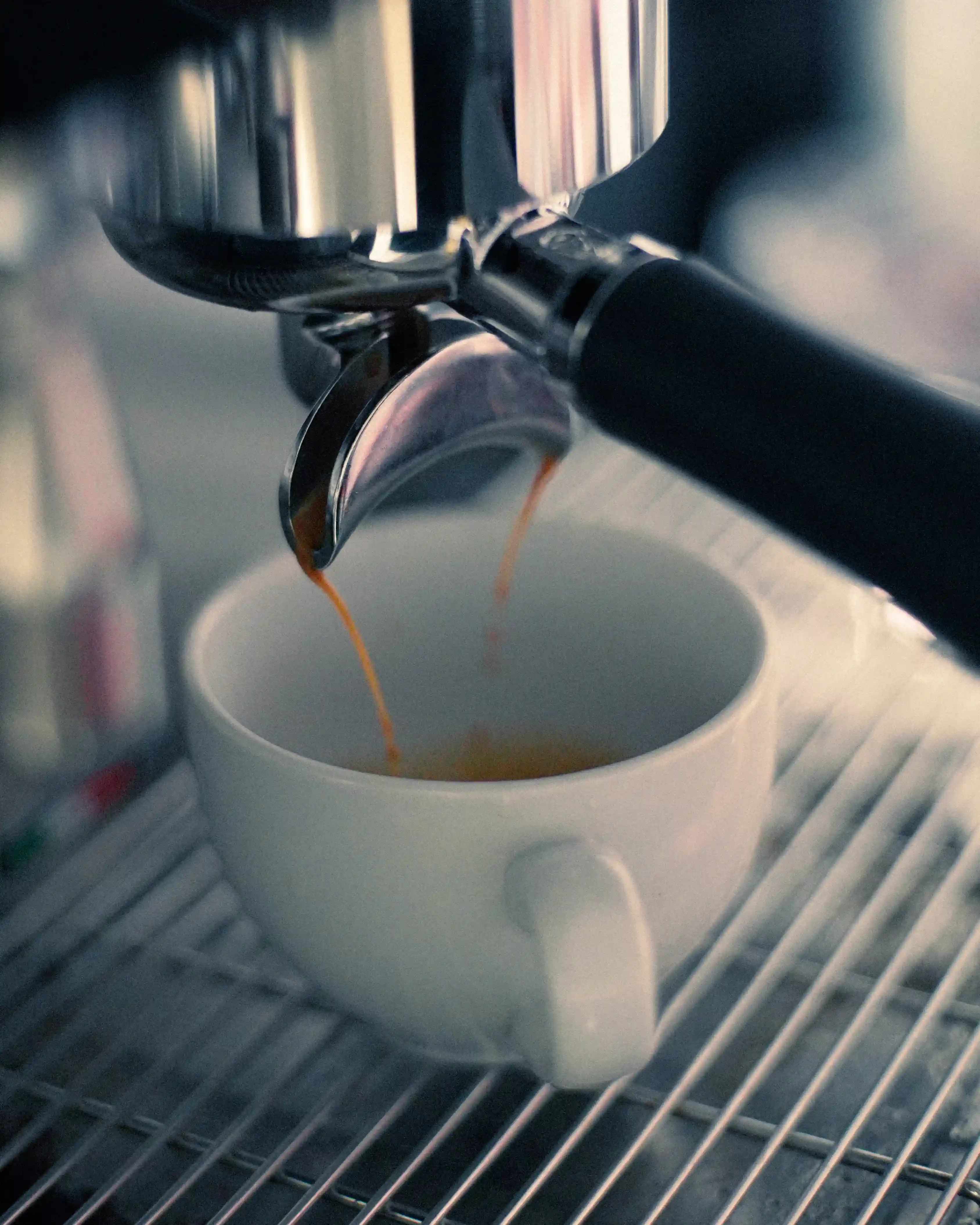 Espresso servido en barra de cafetería